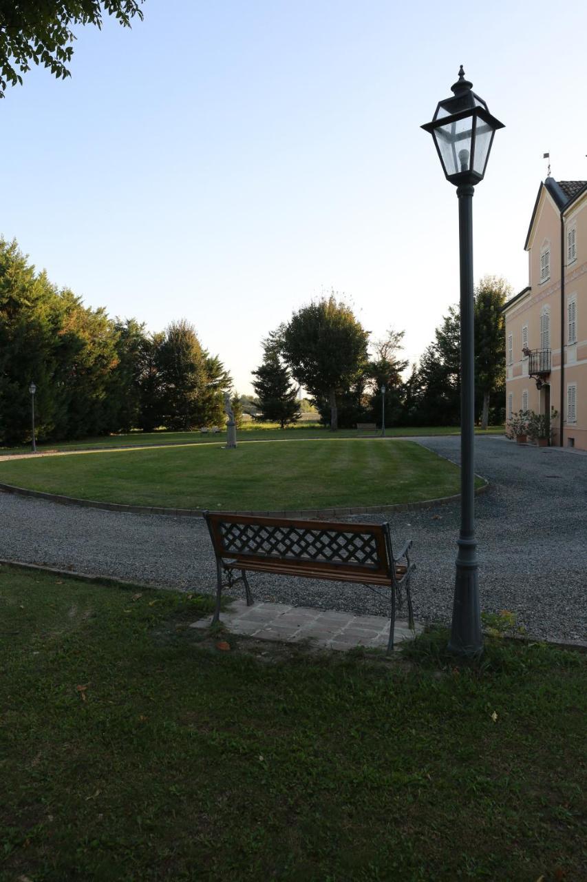 Villa Meli Lupi - Residenze Temporanee Parma Exterior photo